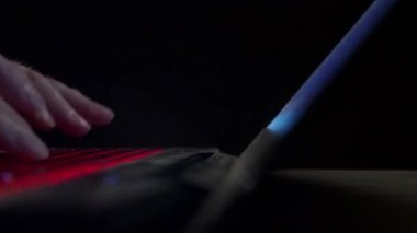 Defter keybord üzerinde yazma Adam