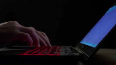 Defter keybord üzerinde yazma Adam