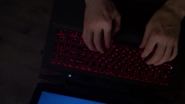 Человек, печатающий на клавиатуре ноутбука — стоковое видео