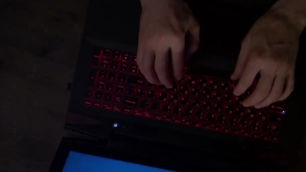 Homem digitando no keybord notebook — Vídeo de Stock