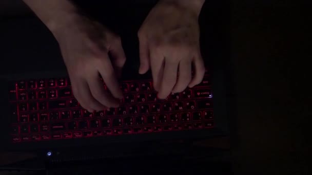 Homem digitando no keybord notebook — Vídeo de Stock