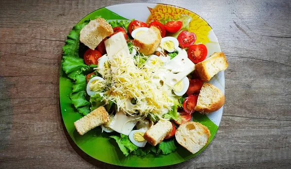 Salada Caesar Com Frango — Fotografia de Stock