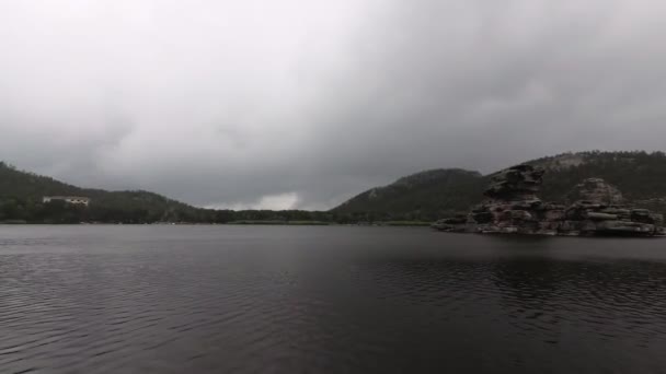 雾中的岩石朱姆巴克塔斯 — 图库视频影像