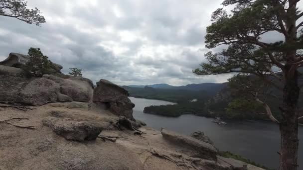 Vista del lago rocoso desde la montaña con rocas y árboles — Vídeos de Stock