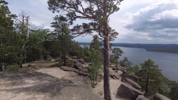 Vista del lago rocoso desde la montaña con rocas y árboles — Vídeos de Stock
