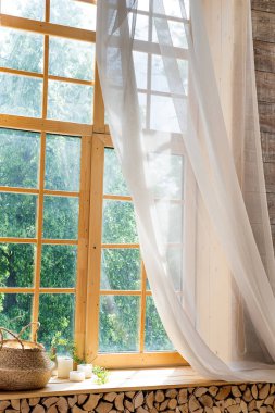 Boş oda ile ahşap pencere perde ve pencere ile. Sokak ve yeşil ağaçlar görüntülemek