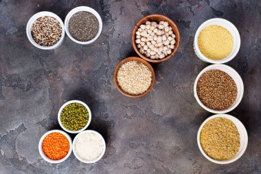 Superfoods ve tahıllar kase taş zemin üzerine seçiminde. Tohumları, superfood, tahıllar, kopya alanı, düz yatıyordu gri beton zemin üzerine