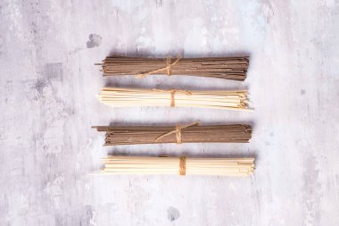 Erişte soba ve somen taş zemin üzerine. Geleneksel Japon yemekleri. Kopya alanı ile üstten görünüm