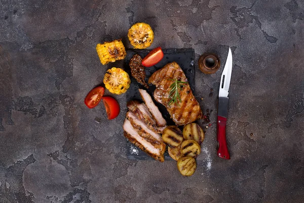 Lezzetli Dilimlenmiş Domuz Bifteği Izgara Sebze Domates Bıçak Taş Masada — Stok fotoğraf