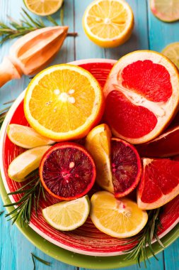 Narenciye Meyve tabağına dilimlenmiş. Narenciye salata mavi ahşap zemin üzerinde. Kopya alanı