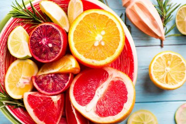 Narenciye Meyve tabağına dilimlenmiş. Narenciye salata mavi ahşap zemin üzerinde. Kopya alanı