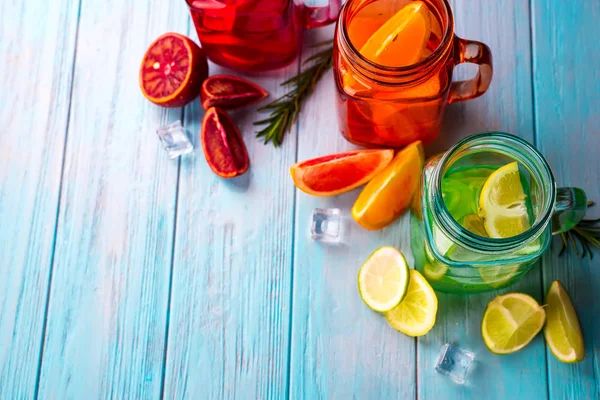 Drie Gekleurde Glazen Met Citrus Limonade Een Plakje Van Fruit — Stockfoto