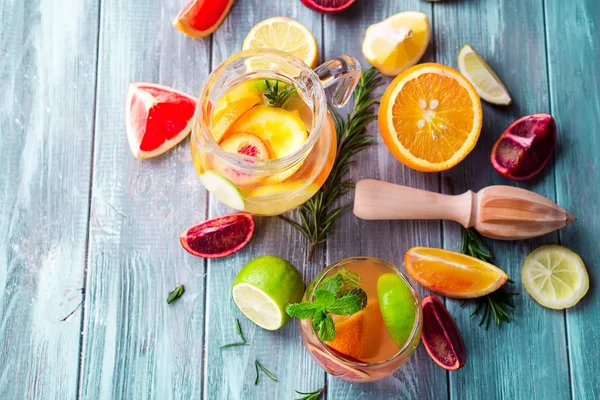 Citroen Cocktail Met Sap Ijs Een Plakje Van Fruit Een — Stockfoto