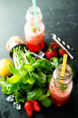 Taze çilek Mojito taş zemin üzerine Fesleğenli kokteyl hazırlanması için malzemeler