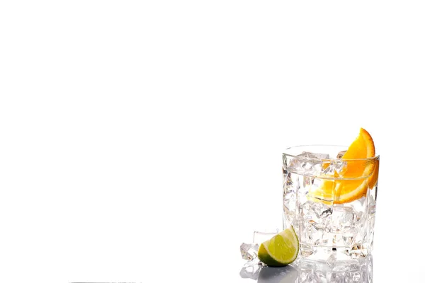 Düşük Açı Yakın Modern Gurme Zanaat Kokteyl Limon Dilimi Nane — Stok fotoğraf