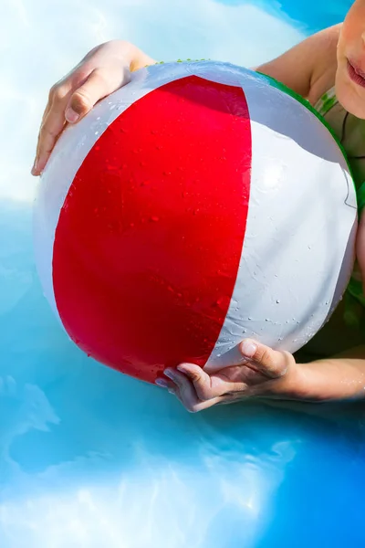 Κοριτσάκι Παίζει Μια Μπάλα Στην Πισίνα Στο Νερό Στις Καλοκαιρινές — Φωτογραφία Αρχείου