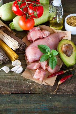 İtalyan spagetti, ham soba erişte ve ya bir grup, çiğ et, avokado, kabak domates eski bir ahşap zemin ile tavuk, lay kopya alanı ile paylamak. Ev yapımı yemek kavramı