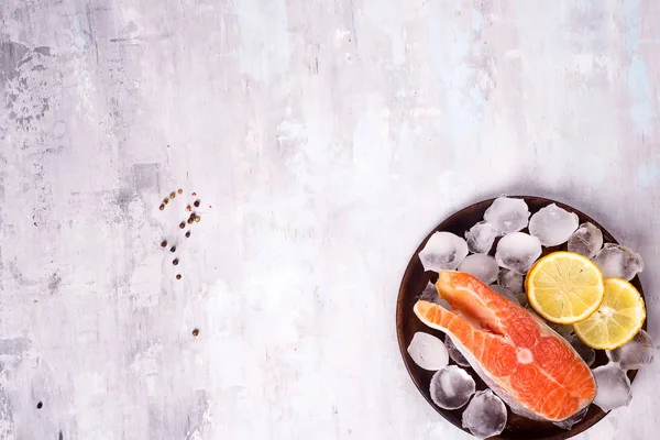 Filetes Salmón Sobre Hielo Con Rodaja Limón Sobre Plato Madera — Foto de Stock