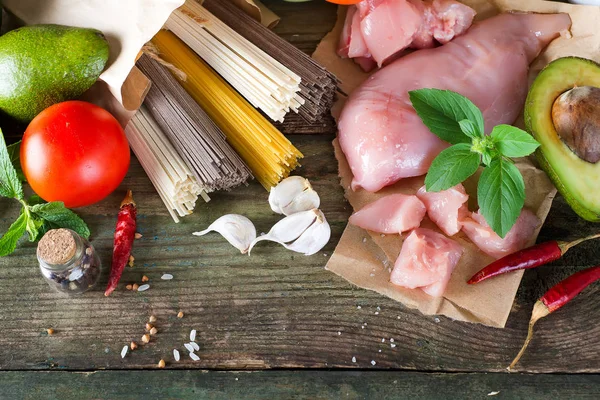 Racimo Espaguetis Italianos Fideos Soba Crudos Comen Carne Cruda Pollo — Foto de Stock