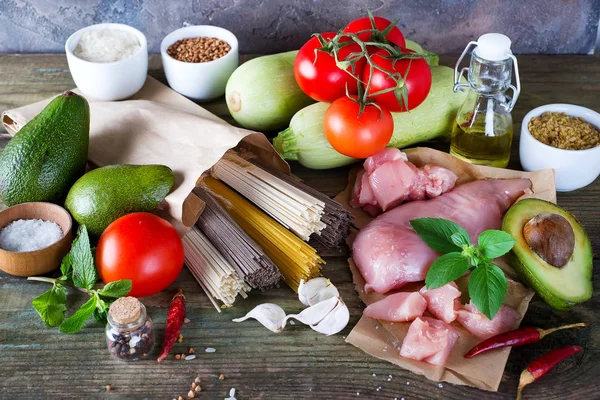 Racimo Espaguetis Italianos Fideos Soba Crudos Comen Carne Cruda Pollo — Foto de Stock