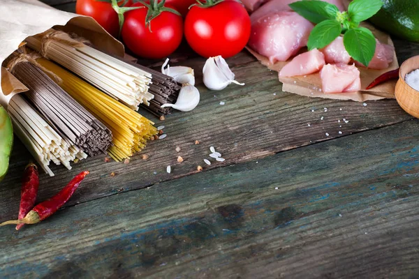 Ramo Espaguete Italiano Macarrão Soba Cru Comen Carne Crua Frango — Fotografia de Stock