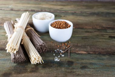 Japon ham köpek erişte ve soya fasulyesi, buğday ve pirinç bir eski ahşap arka plan üzerinde kaseler kopyalama alanı