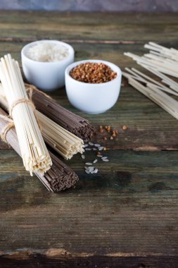 Japon ham köpek erişte ve soya fasulyesi, buğday ve pirinç bir eski ahşap arka plan üzerinde kaseler kopyalama alanı