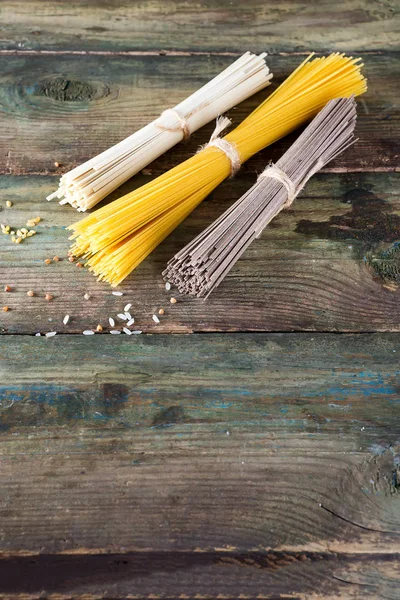 Macarrão Soba Espaguete Italiano Somen Fundo Madeira Velho Comida Tradicional — Fotografia de Stock