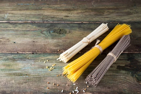 Macarrão Soba Espaguete Italiano Somen Fundo Madeira Velho Comida Tradicional — Fotografia de Stock