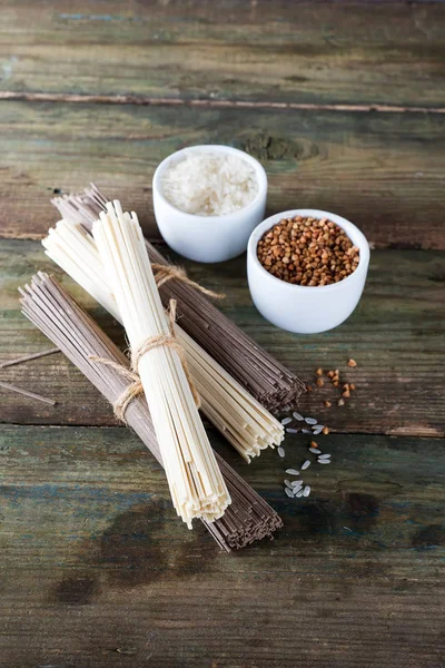 Japon ham köpek erişte ve soya fasulyesi, buğday ve pirinç bir eski ahşap arka plan üzerinde kaseler paylamak lay kopya alanı ile