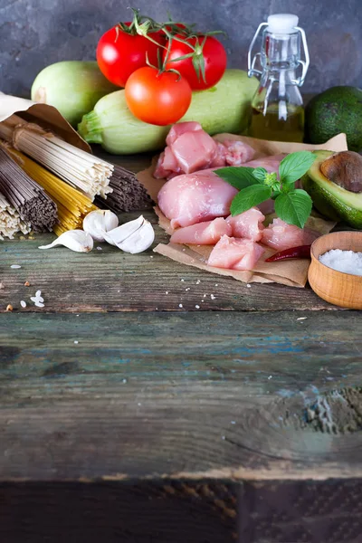 Racimo Espaguetis Italianos Fideos Soba Crudos Comen Carne Cruda Pollo — Foto de Stock