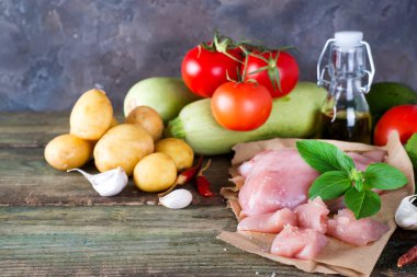 Tavuk domates, kabak ve patates ahşap tahta, çiğ et seçimi .