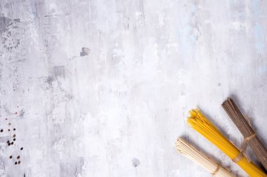 Erişte soba, İtalyan spagetti ve somen ışık taş zemin üzerine. Geleneksel Japon ve İtalyan yemekleri. Kopya alanı ile üstten görünüm