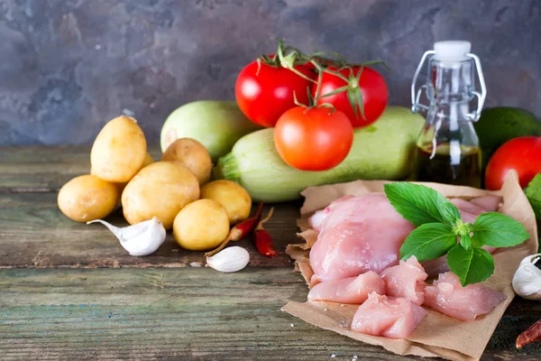 Tavuk domates, kabak ve patates ahşap tahta, çiğ et seçimi .