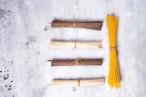 Fideos Soba Espaguetis Italianos Somen Sobre Fondo Piedra Clara Comida —  Fotos de Stock