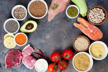 Çerçeve temiz bazı Protein önler kanser de dahil olmak üzere seçim yeme sağlıklı gıda: et, balık, baharat, sebze, tahıl üzerinde karanlık bir taş amaç, düz yatıyordu ve kopyalama alanı
