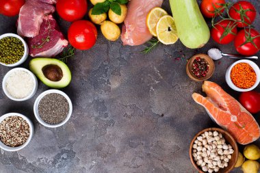 Çerçeve temiz bazı Protein önler kanser de dahil olmak üzere seçim yeme sağlıklı gıda: et, balık, baharat, sebze, tahıl üzerinde karanlık bir taş amaç, düz yatıyordu ve kopyalama alanı