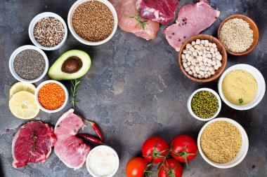 Çerçeve temiz bazı Protein önler kanser de dahil olmak üzere seçim yeme sağlıklı gıda: eti, baharat, sebze, tahıl bir karanlık taş amaç, düz yatıyordu ve kopya alanı