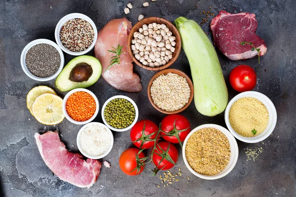 Temiz bazı Protein önler kanser de dahil olmak üzere seçim yeme organik sağlıklı gıda: farklı eti, baharat, sebze, tahıl üzerinde karanlık bir taş amaç, düz yatıyordu