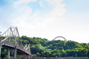 Kiev, Ukrayna - 18, Jule 2017: Arch, dostluk, halklar ve Kiev yaya köprüsü. Ukrayna'nın başkenti huzurlu ve sakin bir görünüm. Açık havada doğal doğa