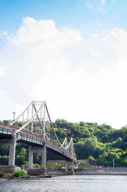 Kiev, Ukrayna - 18, Jule 2017: Kiev, Ukrayna'nın başkenti Dnieper Nehri geçip, Dinyeper Nehri ve yaya köprüsü güzel manzara