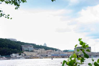 Panoramik Podol bölgesi, Dinyeper Nehri ve Kiev, Ukrayna yaz merkezinde sağ banka bulutlu gökyüzü arka plan üzerinde.