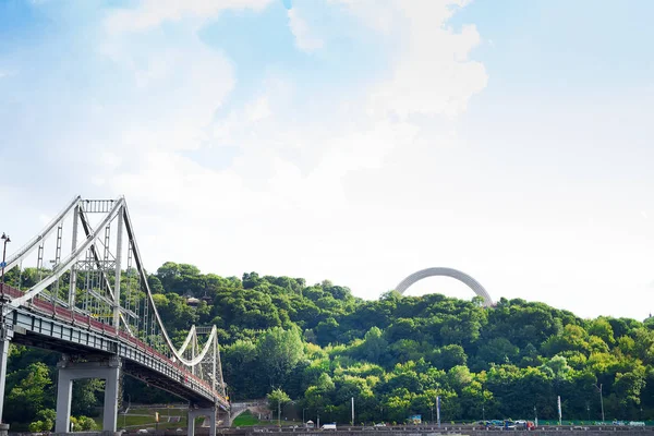 Kiev, Ukrayna - 18, Jule 2017: Arch, dostluk, halklar ve Kiev yaya köprüsü. Ukrayna'nın başkenti huzurlu ve sakin bir görünüm. Açık havada doğal doğa