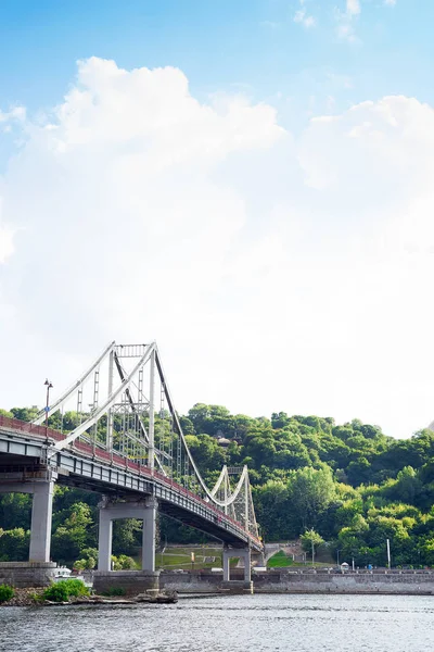 Kiev, Ukrayna - 18, Jule 2017: Kiev, Ukrayna'nın başkenti Dnieper Nehri geçip, Dinyeper Nehri ve yaya köprüsü güzel manzara