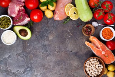 Çerçeve temiz bazı Protein önler kanser de dahil olmak üzere seçim yeme sağlıklı gıda: et, balık, baharat, sebze, tahıl üzerinde karanlık bir taş amaç, düz yatıyordu ve kopyalama alanı
