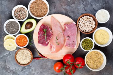 Çerçeve temiz bazı Protein önler kanser de dahil olmak üzere seçim yeme sağlıklı gıda: eti, baharat, sebze, tahıl üzerinde karanlık bir taş amaç, düz yatıyordu