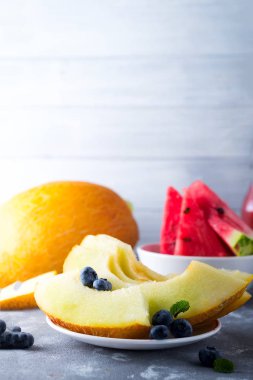 Dilim taze tatlı turuncu kavun ve karpuz kopya alanı taş tablo