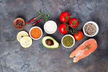 Mung fasulye, pirinç, mercimek ve taş zemin, üstten görünüm üzerine somon balık salatası için taze sebze malzemeler. Sağlıklı yaşam tarzı ve vejetaryen veya diyet gıda kavramı