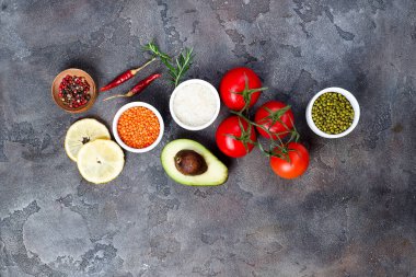 Mung fasulye, pirinç, mercimek taş zemin, üstten görünüm üzerine salata için taze sebze malzemeler. Sağlıklı yaşam tarzı ve vejetaryen veya diyet gıda kavramı