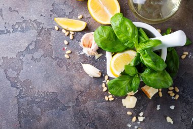 Pesto sos bir koyu taş arka plan, üstten görünüm ve kopya alanı yapmak için malzemeler